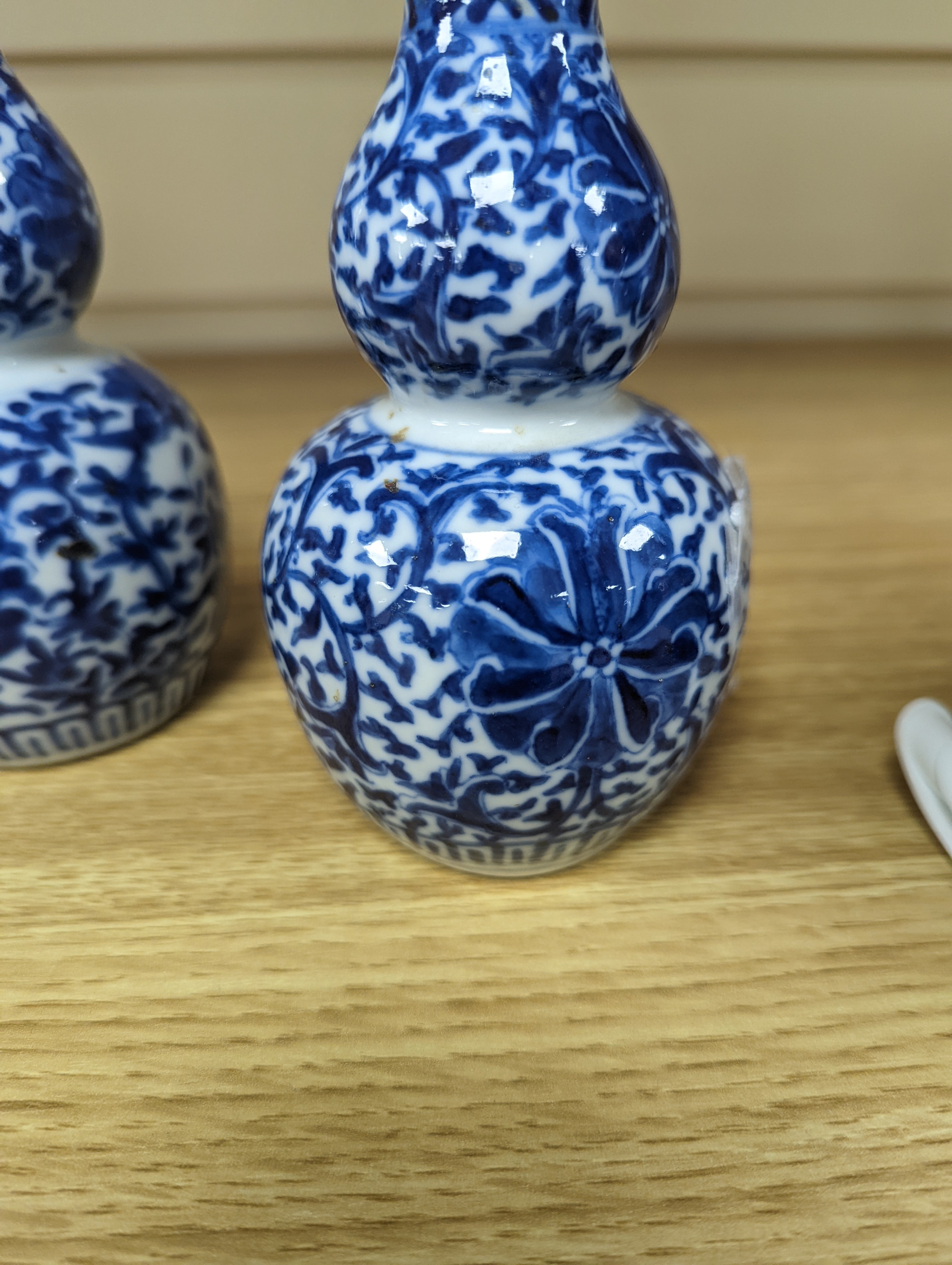 A pair of Chinese blue and white double-gourd small vases 14cm